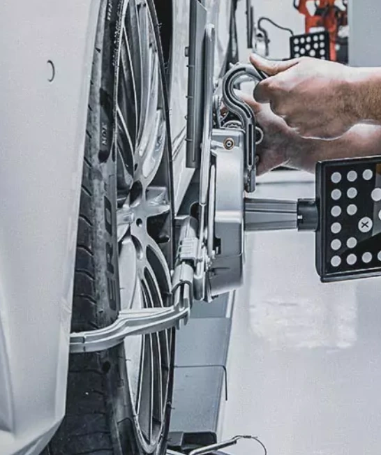 German Expert Fixing Wheel Alignment Machine